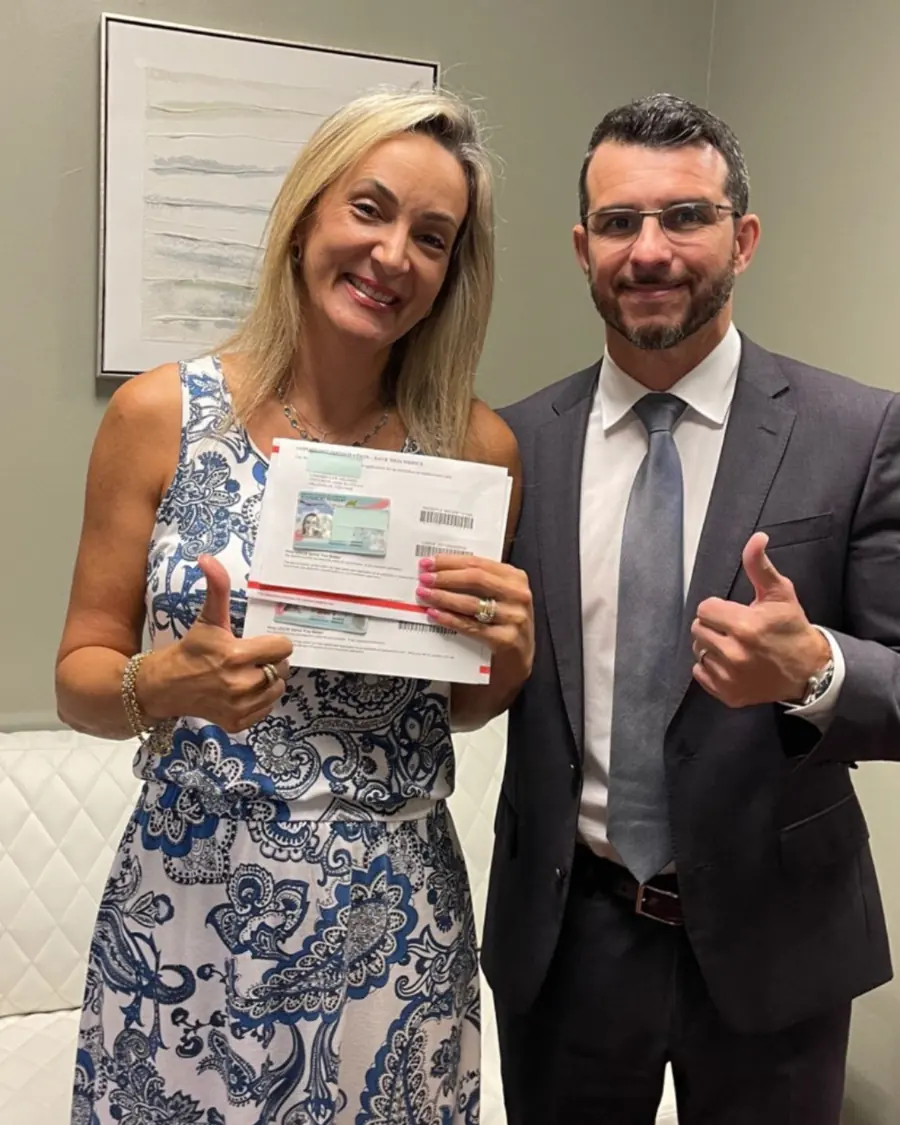 Cliente da Linhares Law com Green Card em mãos