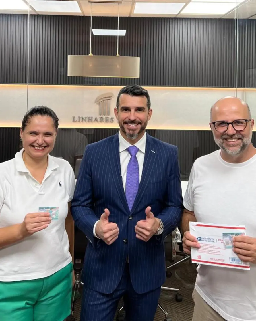 Dr. André Linhares com clientes aprovados no Green Card
