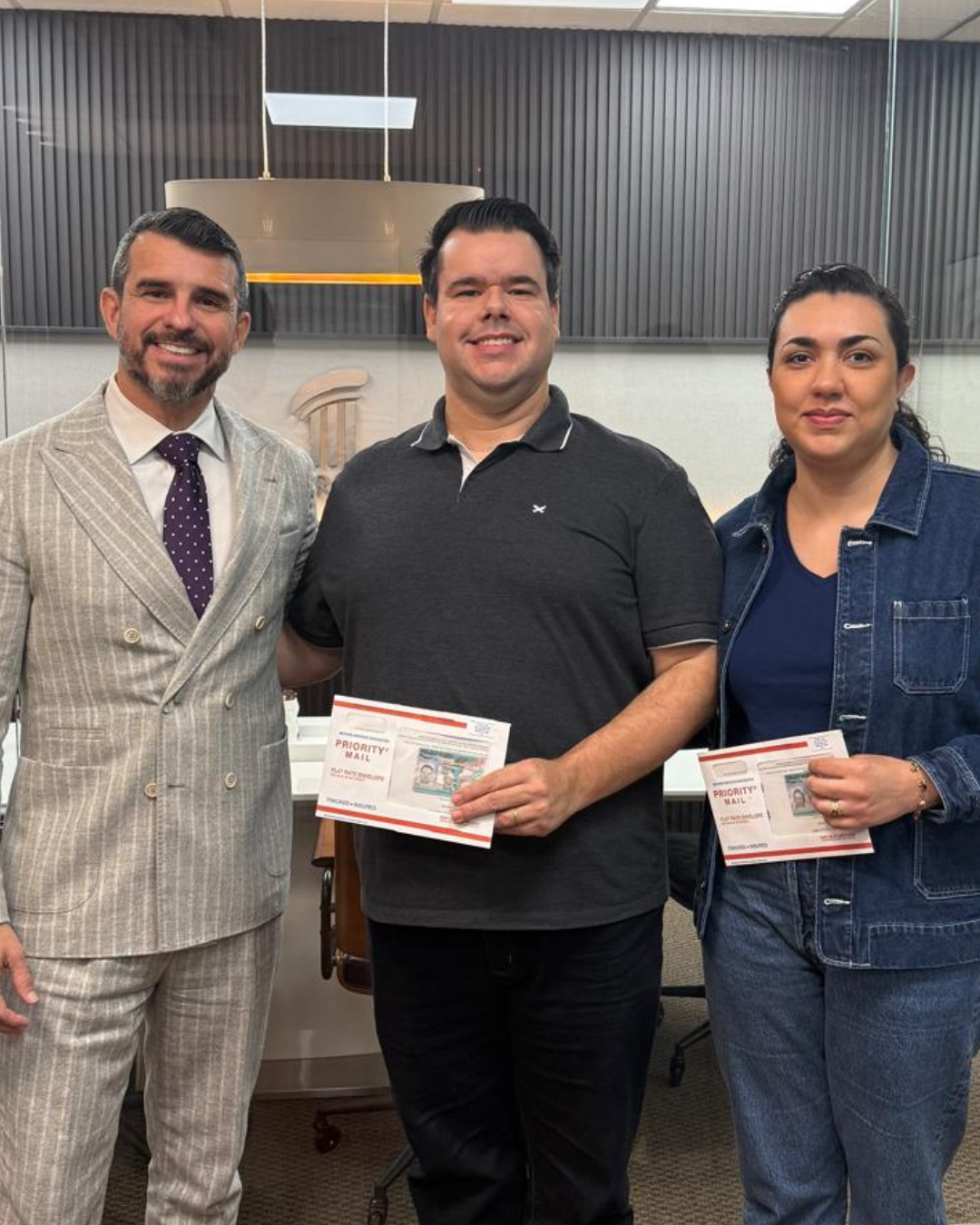 Clientes da Linhares Law recebendo Green Cards